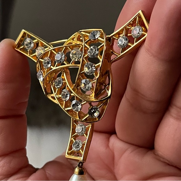 Teardrop Faux Pearl with Clear Crystals Rhinestones Gold Tone Brooch Pin - Picture 5 of 10